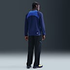 Playera de fútbol de cuello redondo Repel para hombre Nike Total 90