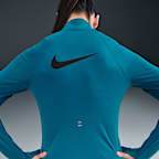 Playera de running Dri-FIT de cierre de 1/4 para mujer Nike Tempo Swoosh Run