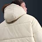Jacka med huva Nike Sportswear Classic Puffer Therma-FIT i ledig modell för kvinnor (Plus Size)