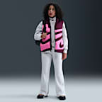 Nike Sportswear Swoosh Therma-FIT ruimvallend bodywarmer voor kids (meisjes)
