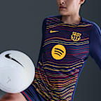 Maglia da calcio a girocollo pre-partita Nike Dri-FIT FC Barcelona Strike da donna – Home