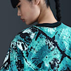 เสื้อยืดกราฟิกเอวลอยทรงโอเวอร์ไซส์ผู้หญิง Nike Women's Artist Collection