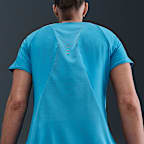 Playera de correr de manga corta Dri-FIT para mujer Nike Swift
