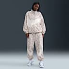 Chamarra de tejido Woven estampada para mujer Nike Sportswear