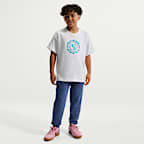 Playera Max90 para niños talla grande Nike Club x Doernbecher Freestyle