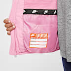 Chamarra acolchada Swoosh con patrón en bajorrelieve para niños talla pequeña Nike