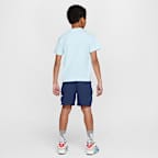 Conjunto de playera y shorts de French Terry con bolsillos para niños talla pequeña Nike Sportswear