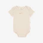 Conjunto de shorts y playera de cuello redondo para bebé Nike Essentials