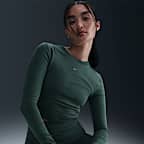เสื้อแขนยาวเอวลอยทรงเข้ารูปผู้หญิง Nike Sportswear Chill Knit