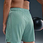Shorts de fitness sin forro de tiro medio Dri-FIT de 13 cm para mujer Nike Attack