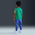 Playera infantil Nike Club Revealed