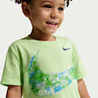 Conjunto de playera tipo jersey con gráfico y shorts de malla infantil Nike E1D1