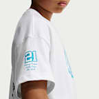 Playera Max90 para niños talla grande Nike Club x Doernbecher Freestyle