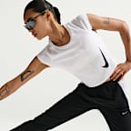 Playera de correr de manga tipo casquillo Dri-FIT para mujer Nike Tempo Swoosh