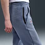 Calças desportivas de futebol em lã cardada com cintura normal Nike Tech Paris Saint-Germain para mulher