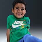 Playera infantil Nike Club Revealed