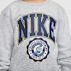 Nike Sportswear Toddler P.E. Sudadera de cuello redondo con gráfico