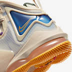 Chaussure de basket LeBron 19