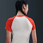 เสื้อยืดทรงเข้ารูปมีกราฟิกผู้หญิง Nike Sportswear Chill Knit