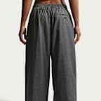 Pants de tejido Woven de tiro medio oversized para mujer Nike Sportswear