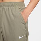 Pants Dri-FIT versátiles con dobladillo abierto para hombre Nike Form
