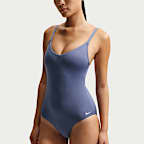 Traje de baño de una pieza con cuello en V Nike Swim Effortless Essential para mujer