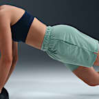 Shorts de fitness sin forro de tiro medio Dri-FIT de 13 cm para mujer Nike Attack