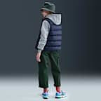 Chaleco acolchado Therma-FIT de ajuste holgado para niños talla grande Nike Sportswear All Day Play