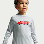 Conjunto de playera de manga larga y short para niño talla pequeña Nike Swim