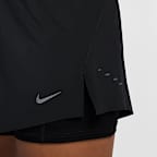 กางเกงวิ่งขาสั้นเอวปานกลางแบบ 2-in-1 ผู้หญิง Nike Swift