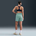 Shorts de fitness sin forro de tiro medio Dri-FIT de 13 cm para mujer Nike Attack