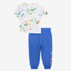 Conjunto de playera y pants Reveal Printed para bebé (12-24M) Nike Sportswear