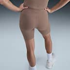 Shorts de ciclismo de tiro alto de 20 cm con bolsillos para mujer Nike One