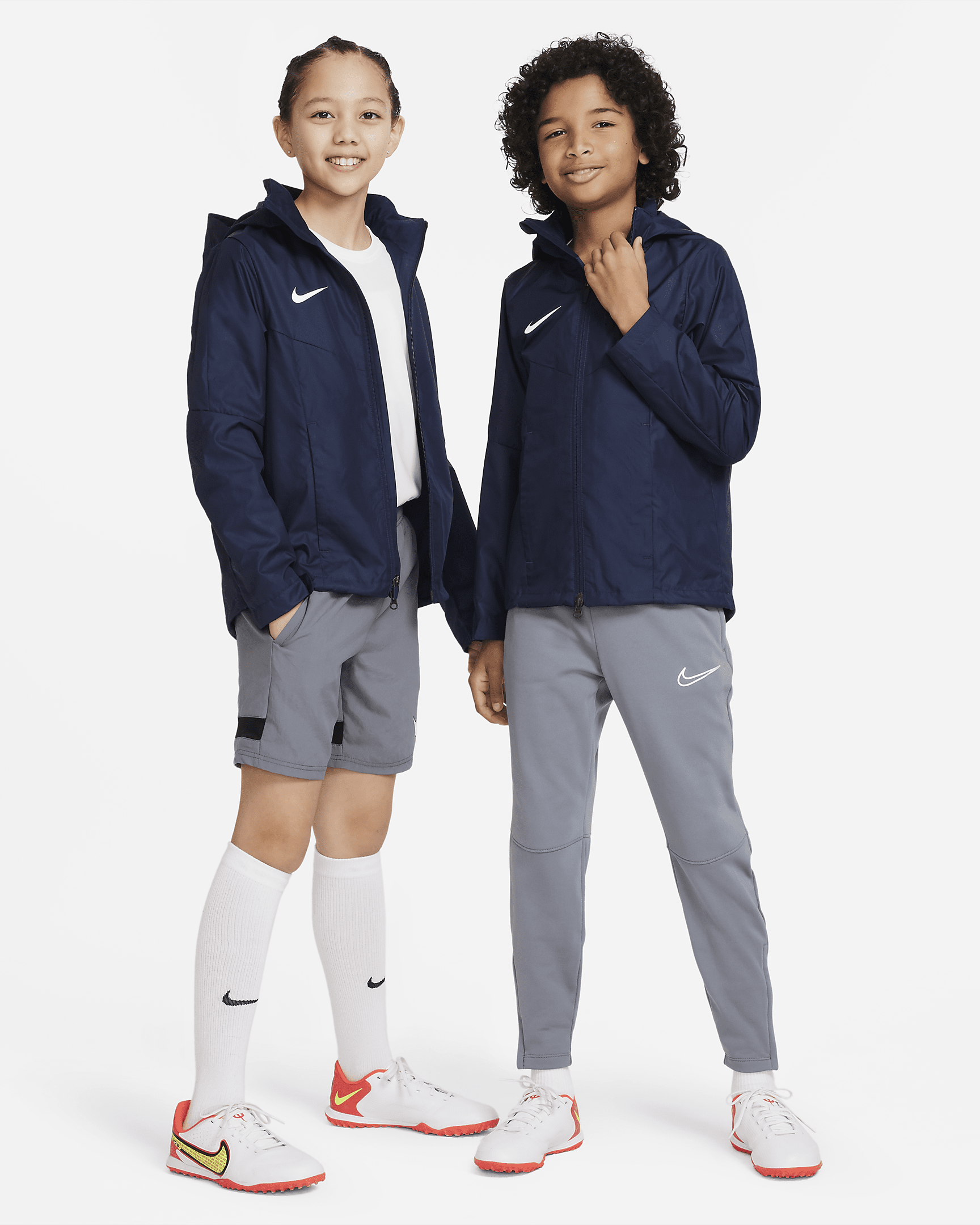 Nike StormFIT Academy23 Older Kids' Football Rain Jacket. Nike AE