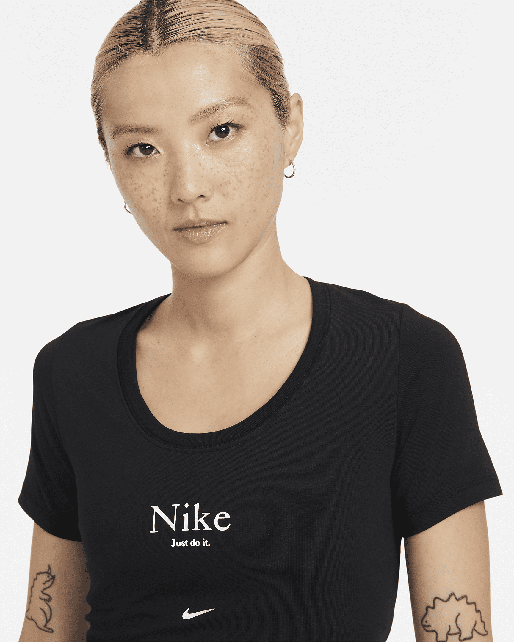 Nike Sportswear Essential Women's Short-Sleeve Crop Top. Nike FI