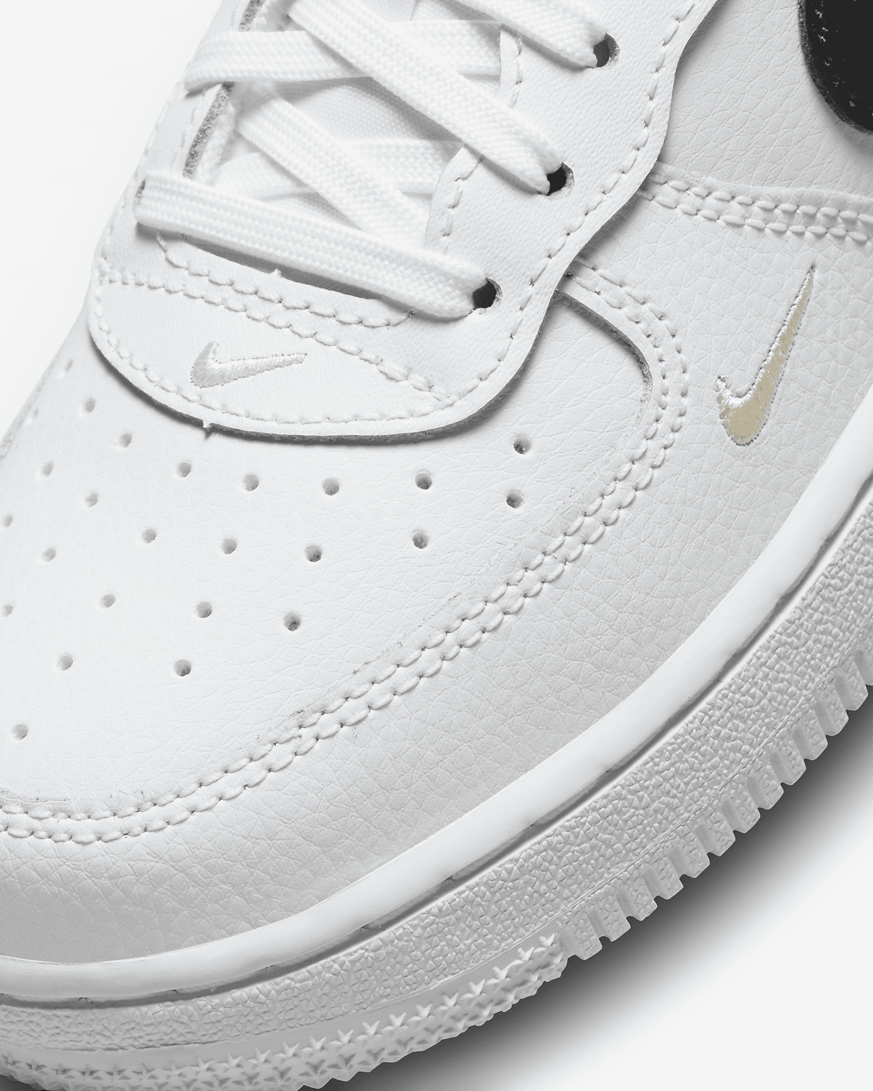 Nike Force 1 Low SE Younger Kids' Shoes. Nike DK