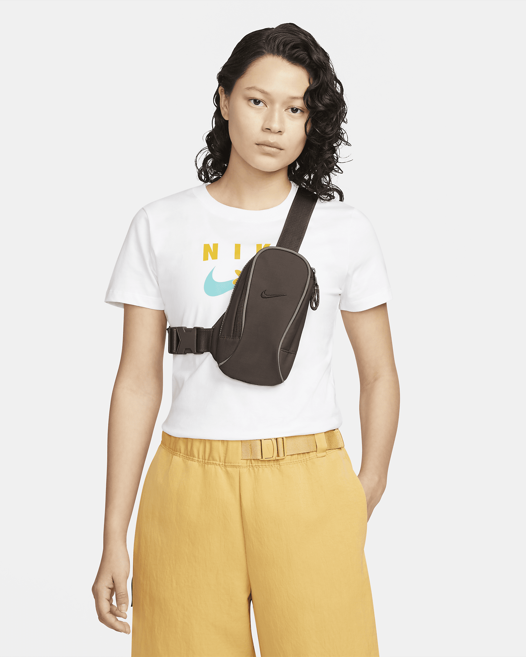 Nike Sportswear Essentials CrossBody Bag (1L). Nike PT