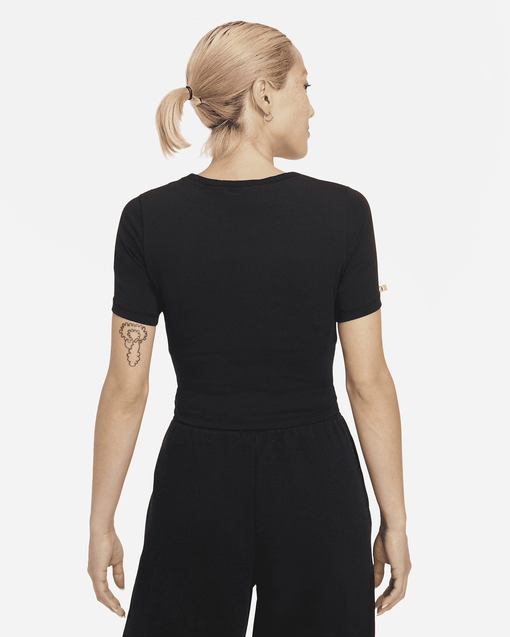 nike sportswear essential crop