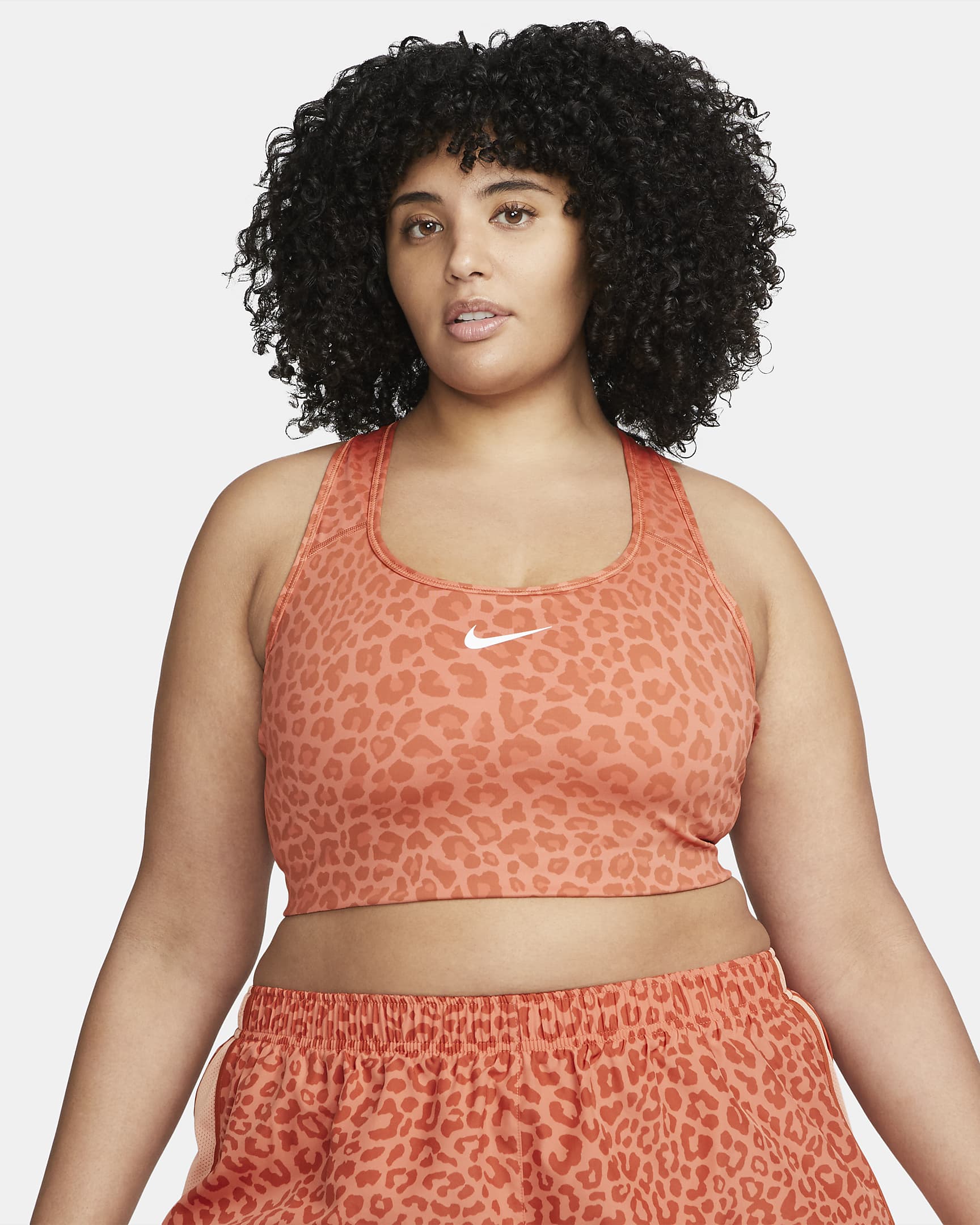 Nike Dri-FIT Swoosh Women\'s Medium-Support Non-Padded Printed Sports Bra (Plus Size) Madder Root/White