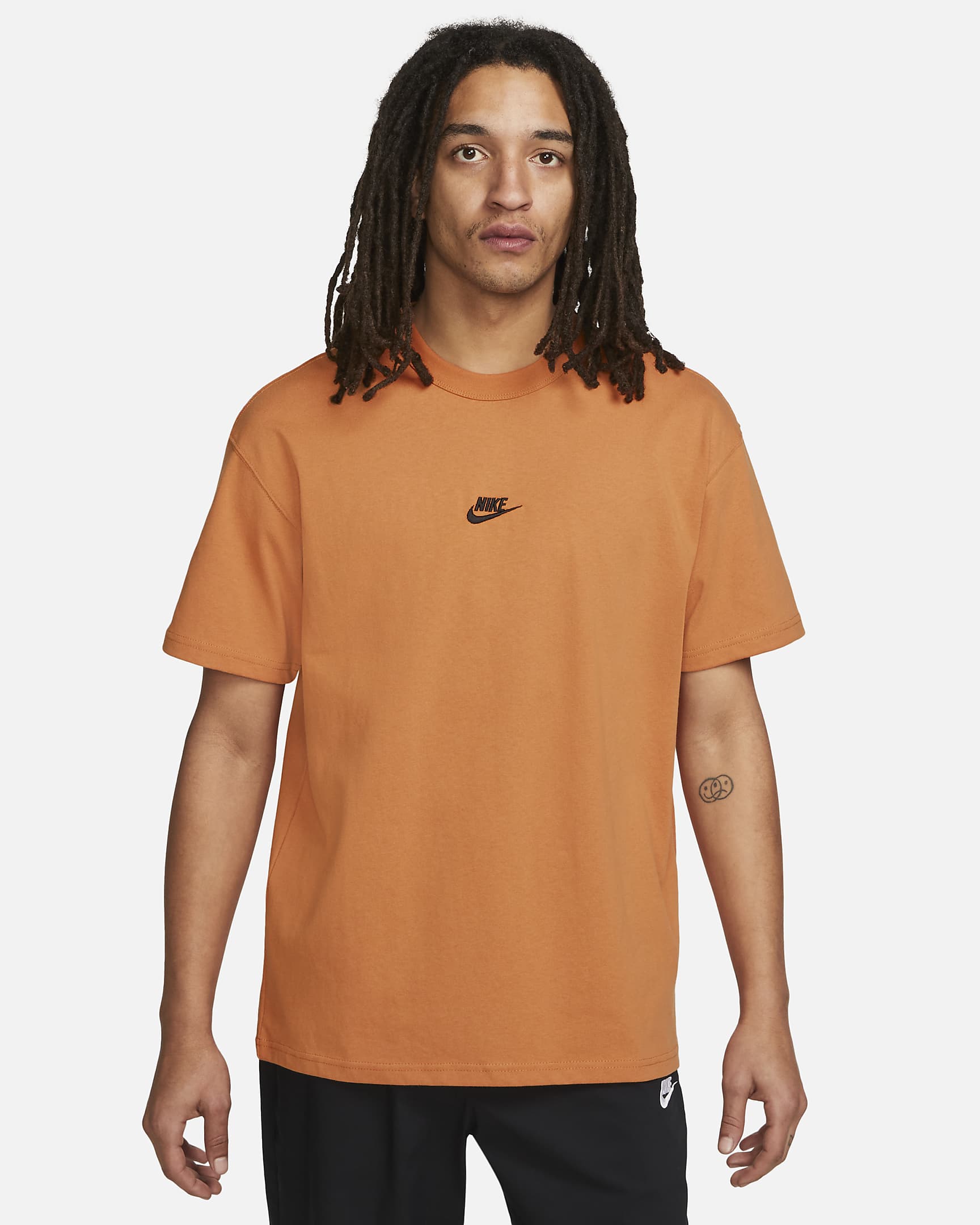 Nike Sportswear Premium Essentials Men\'s T-Shirt Hot Curry/Black