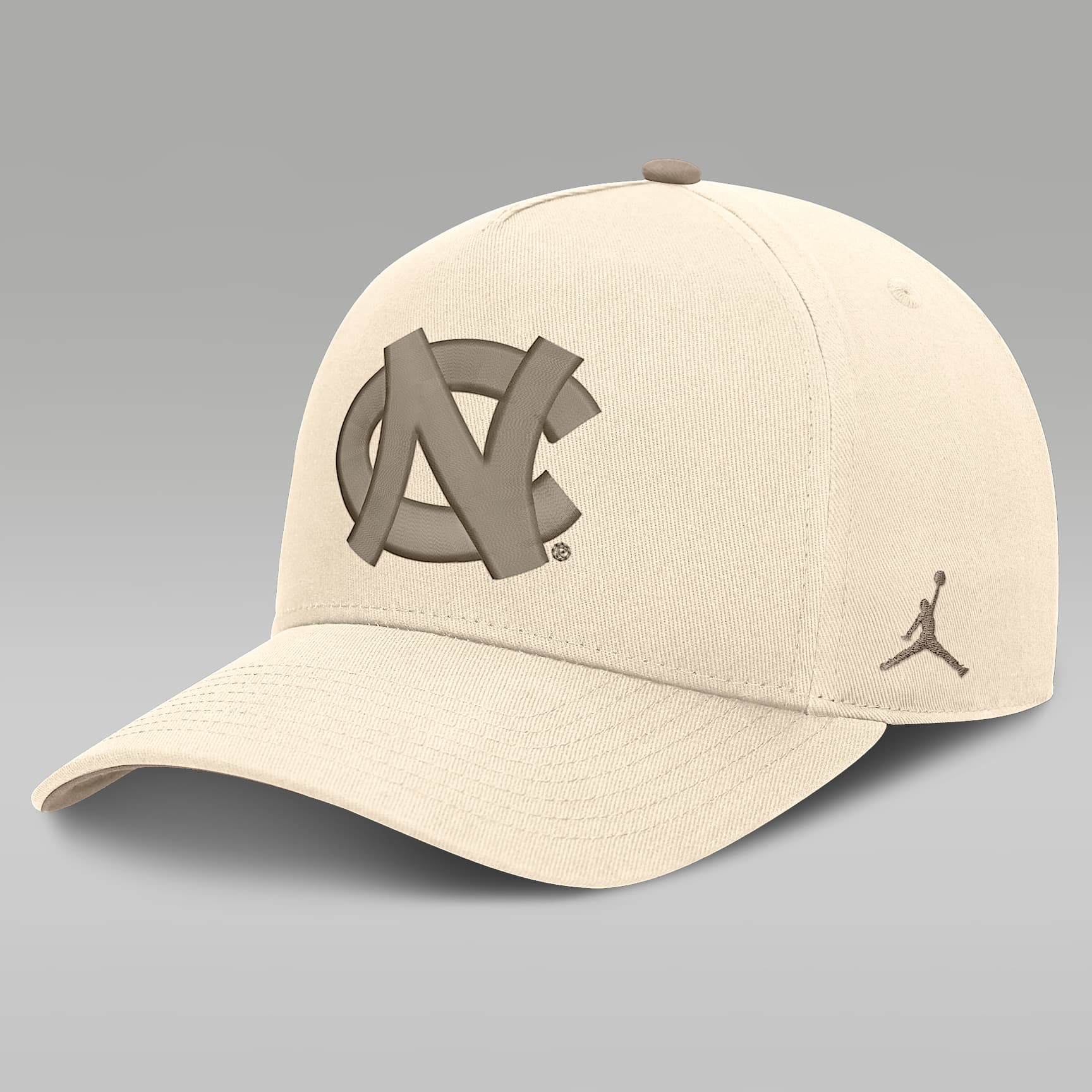 Gorra universitaria marca Jordan para hombre Dri-FIT con estructura A-Frame ajustable North Carolina Natural Rise