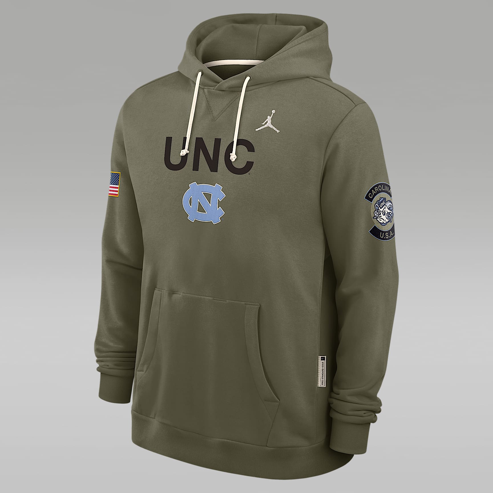 Sudadera con gorro sin cierre universitaria marca Jordan Dri-FIT para hombre North Carolina 2025 Military Appreciation