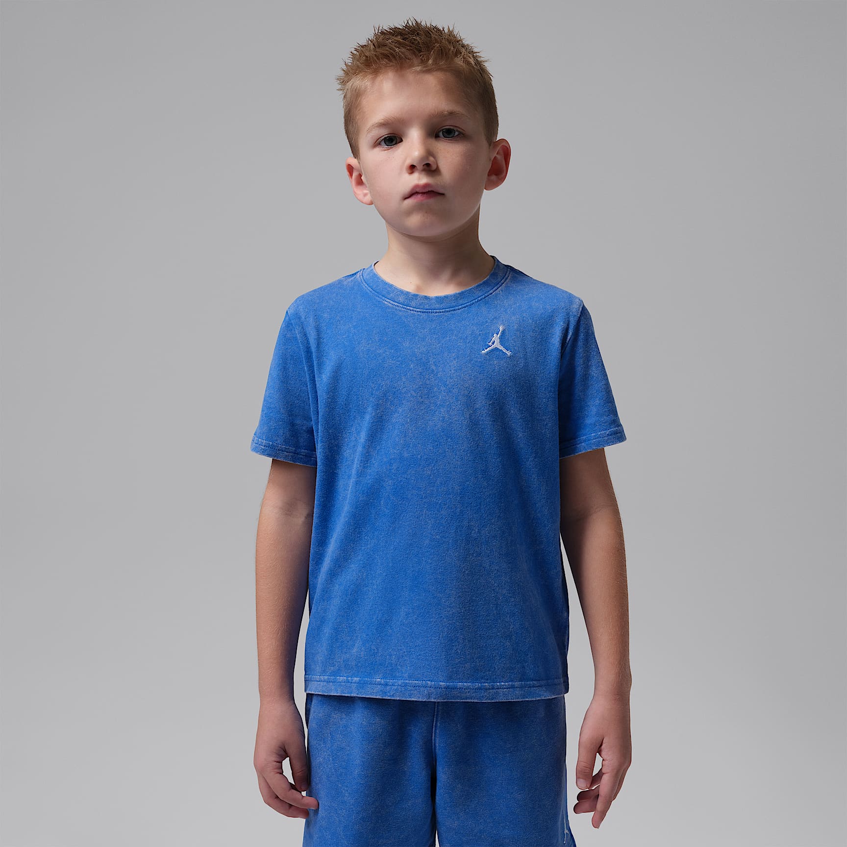 Playera Air bordada con lavado ácido para niños talla pequeña Jordan