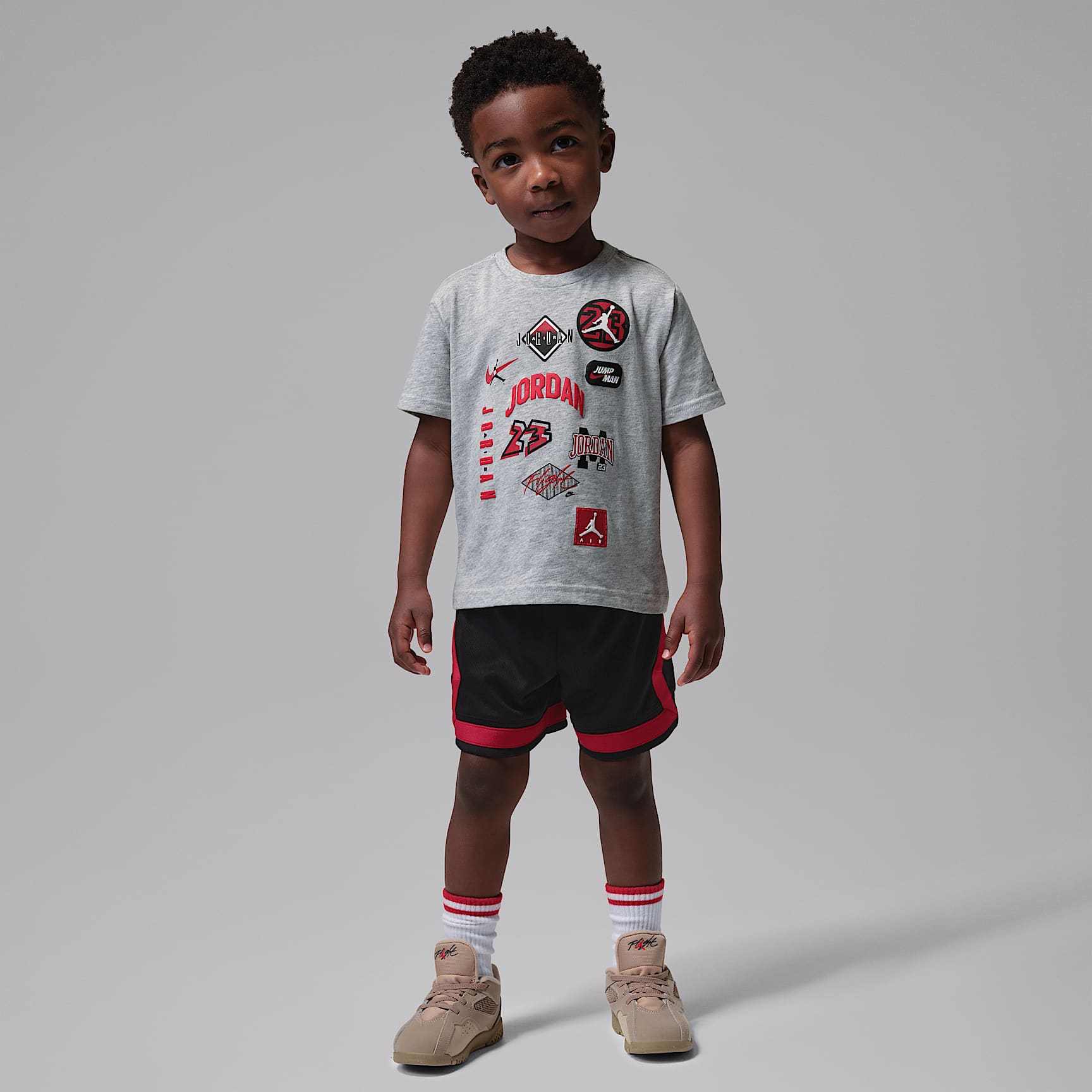Conjunto de playera con parche Dynasty y shorts de malla infantil Jordan