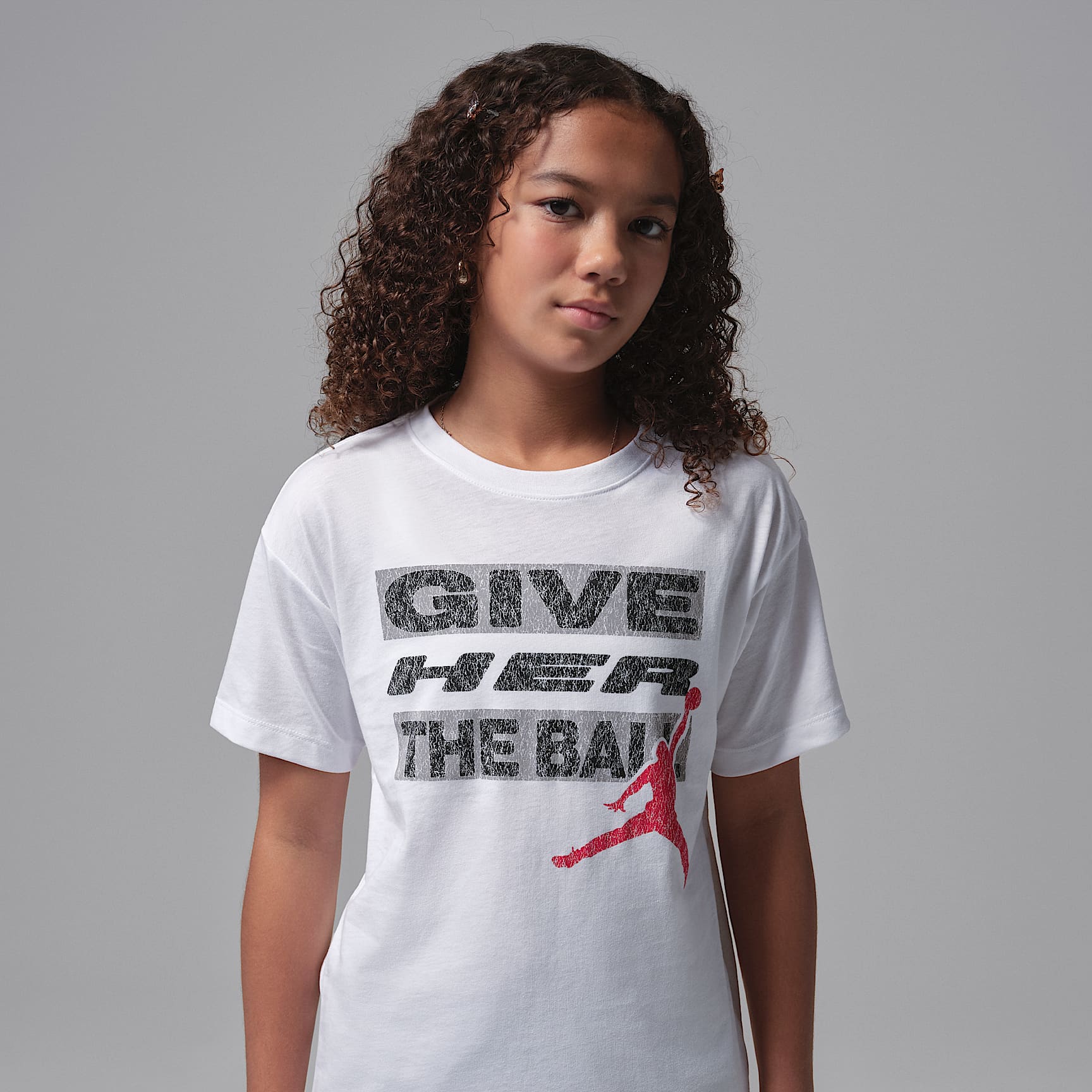 Playera "Give Her the Ball" para niños talla grande Jordan