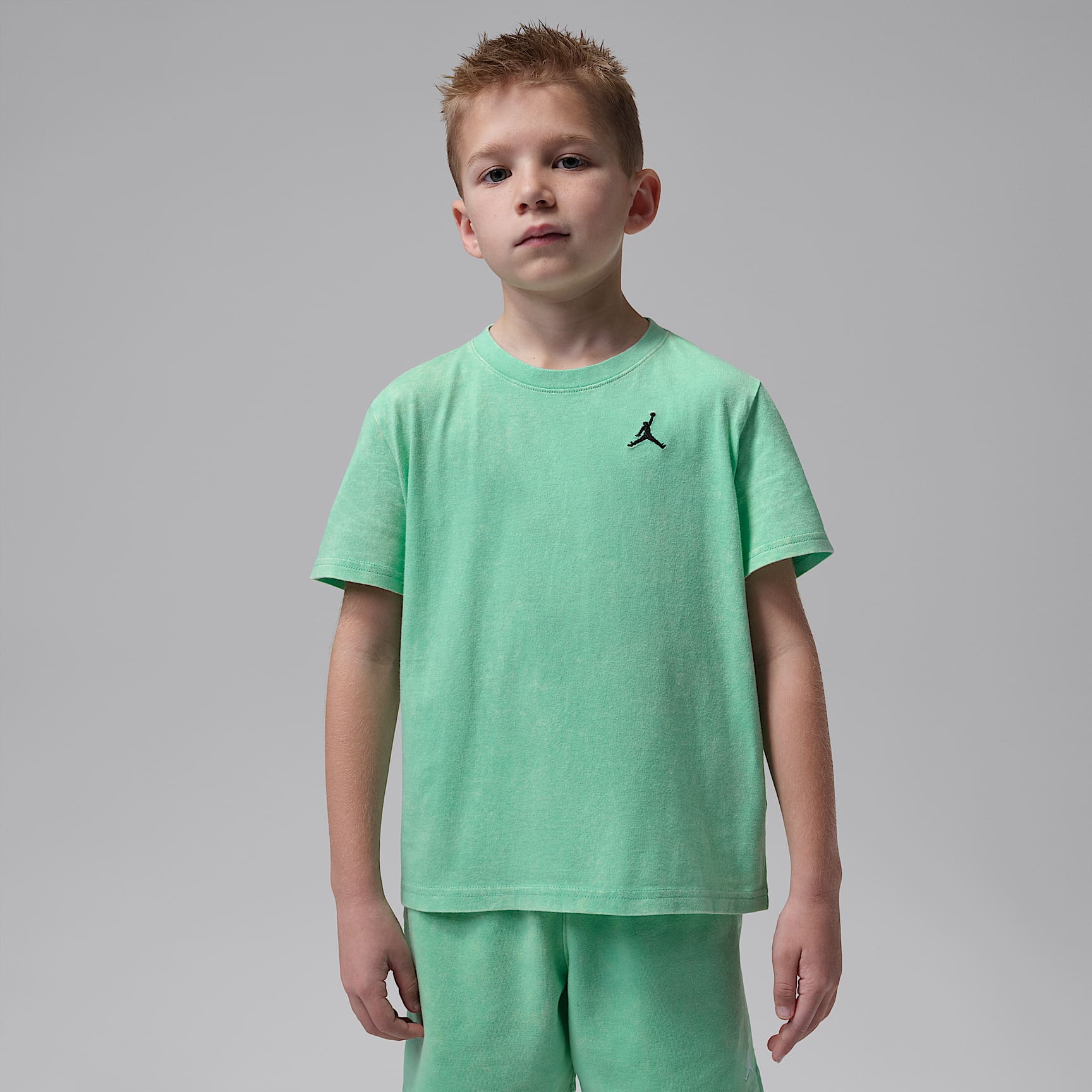 Playera Air bordada con lavado ácido para niños talla pequeña Jordan