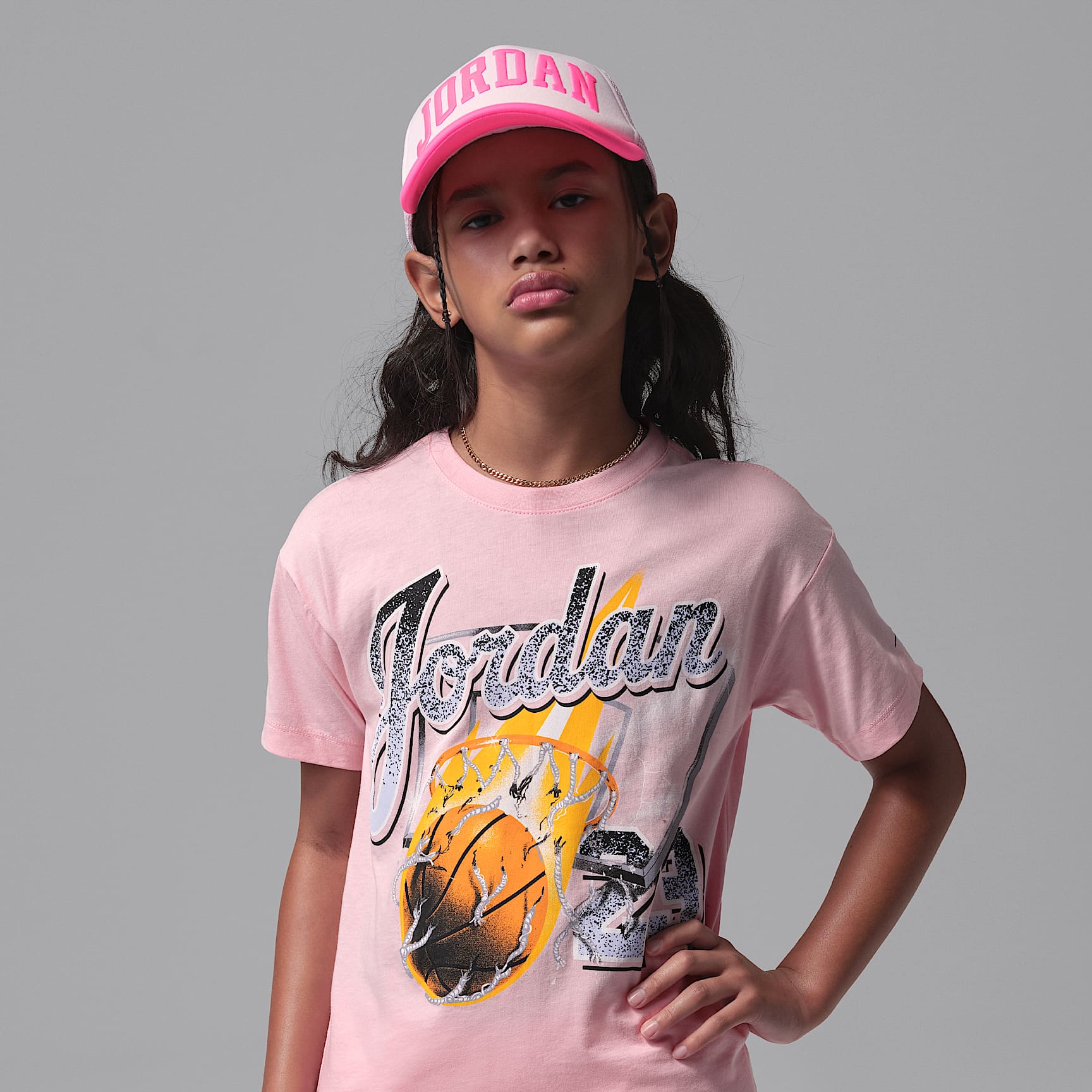 Playera con tipografía She's On Fire para niños talla grande Jordan