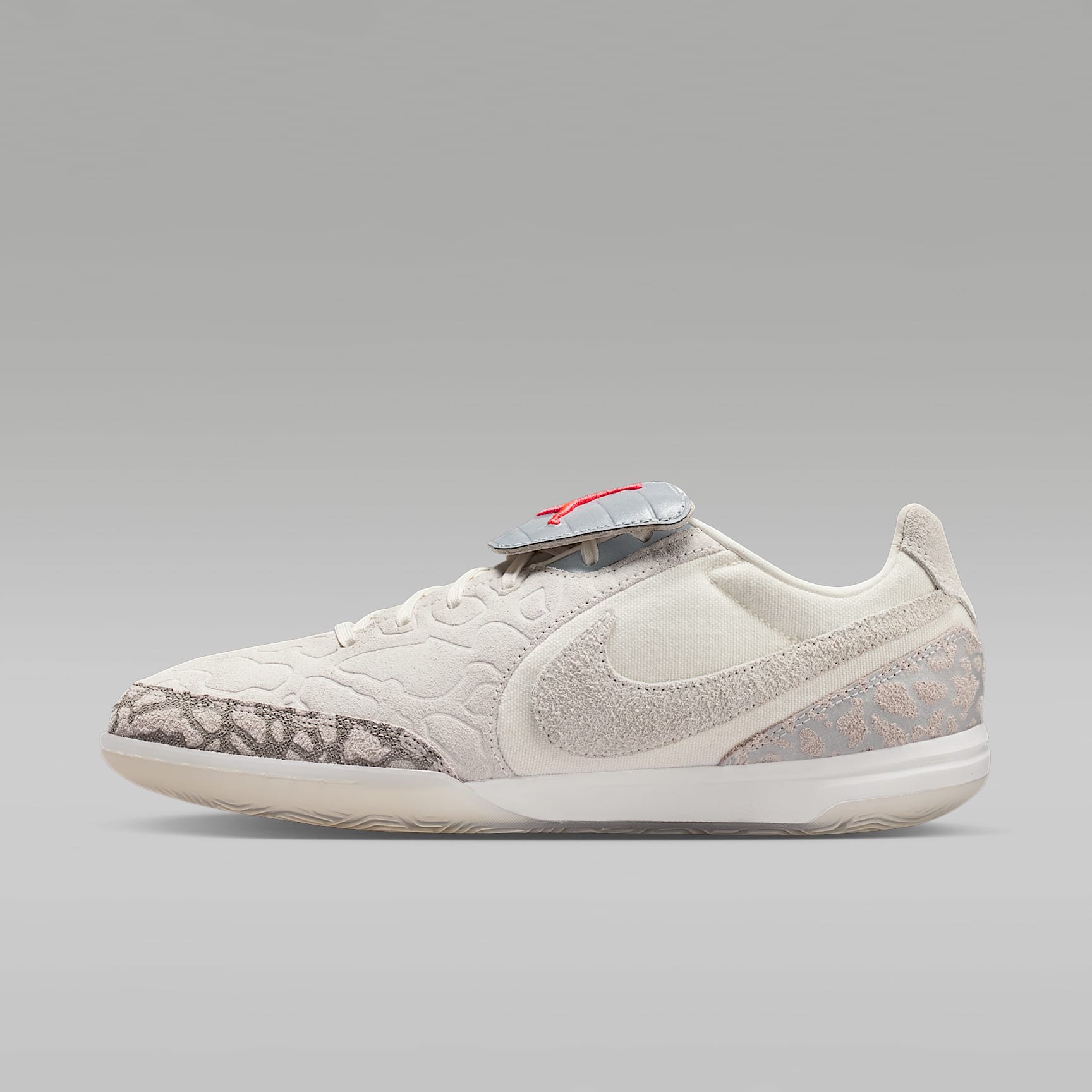 조던 티엠포 스트리트가토 SE 실내 코트 로우 탑 축구화