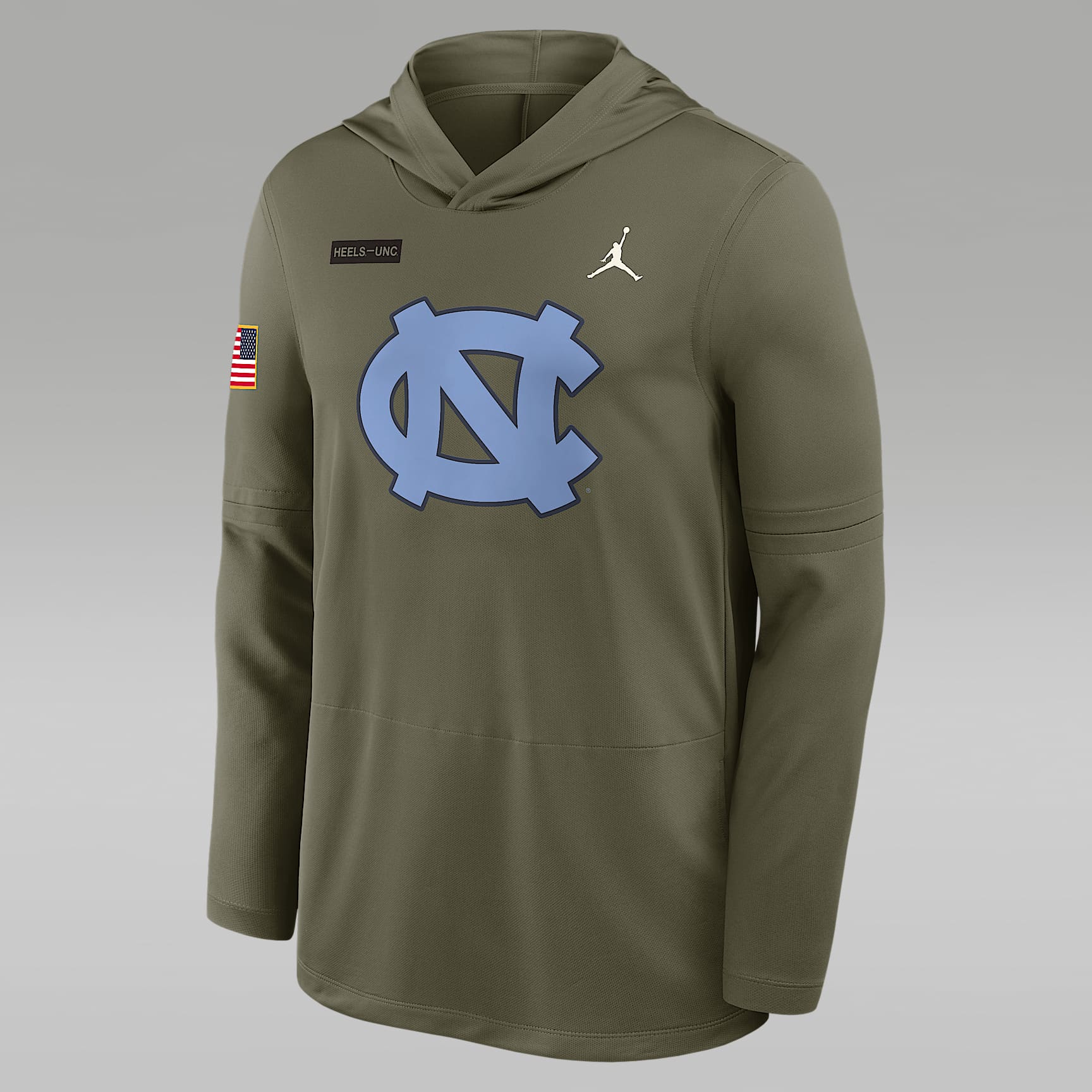 Playera de manga larga universitaria marca Jordan Dri-FIT con gorro para hombre North Carolina 2025 Military Appreciation