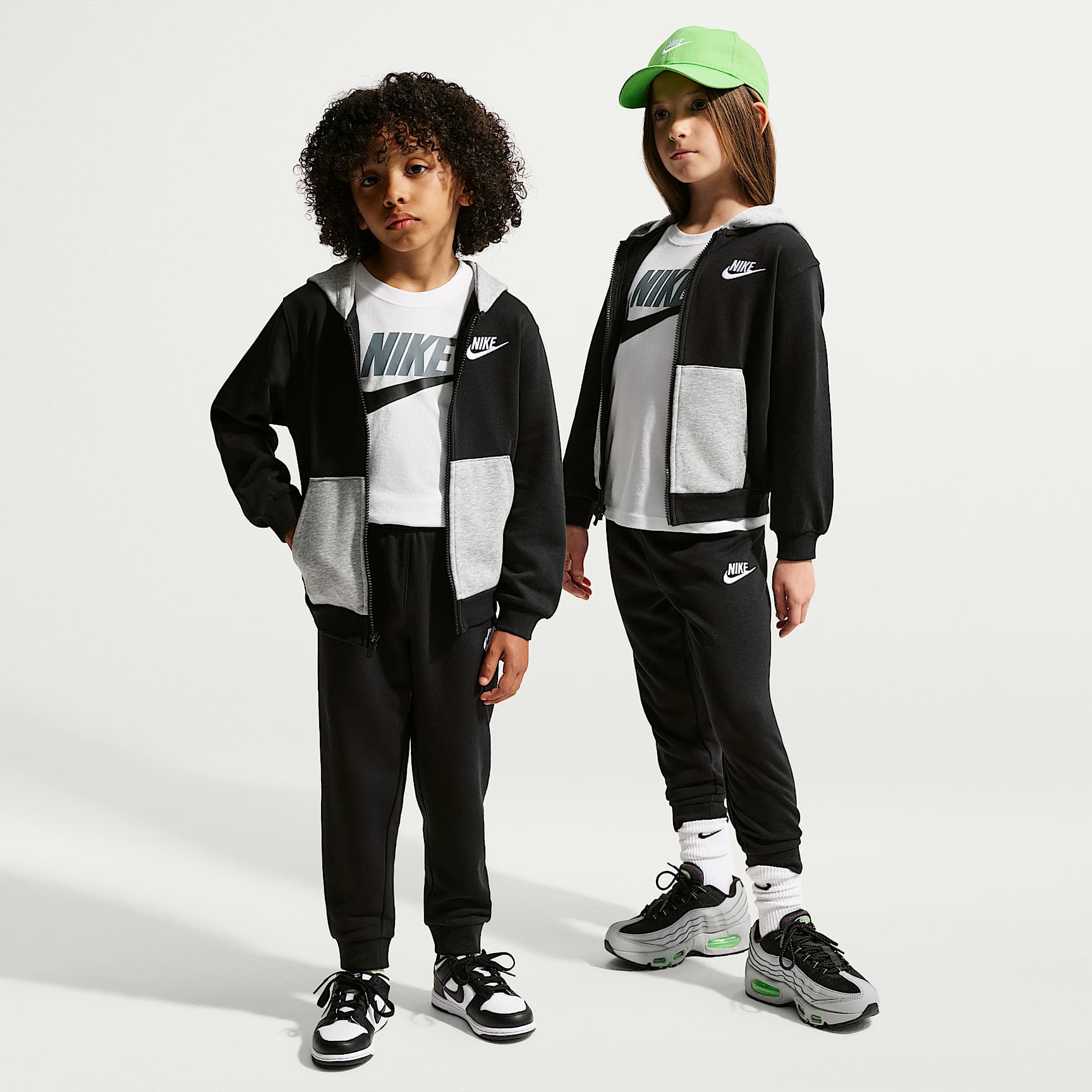 Nike Lifestyle 3-teiliges Set aus Hoodie und T-Shirt für jüngere Kinder